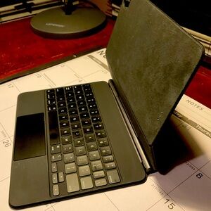 Apple keypad case for iPad Air, 4th generation. 11” impeccable condition!